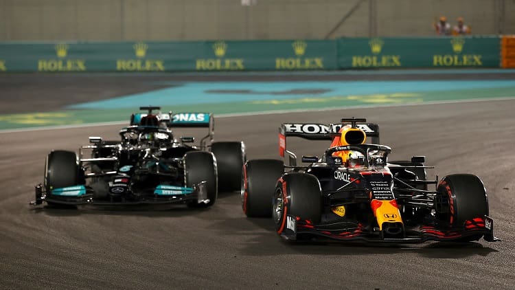 Max Verstappen tranh đấu chức vô địch với Lewis Hamilton
