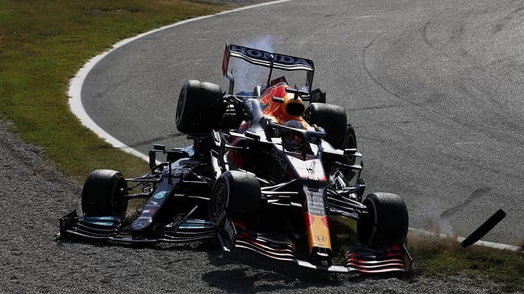 Max Verstappen va chạm với Lewis Hamilton