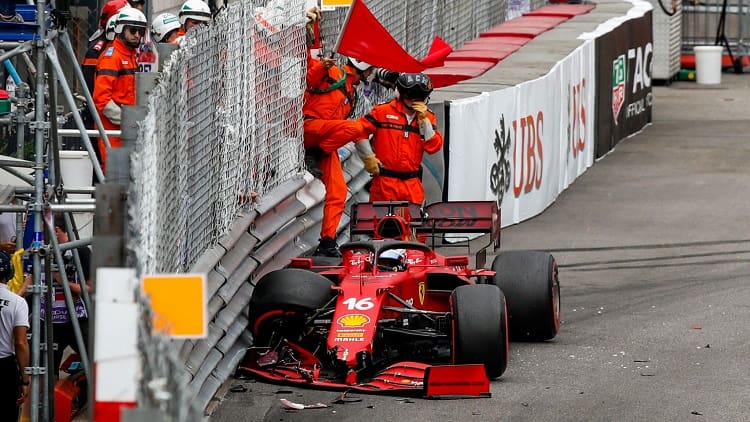 Charles Leclerc va vào hàng rào tại trường đua Monaco