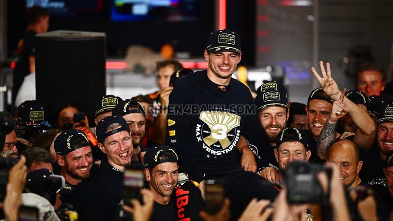 Max Verstappen ăn mừng chức vô địch 2023 cùng đồng đội