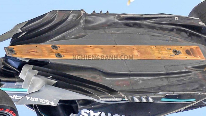 Sàn xe F1 và Skid Block ở đầu tấm gỗ Sàn xe F1 và Skid Block ở đầu tấm gỗ