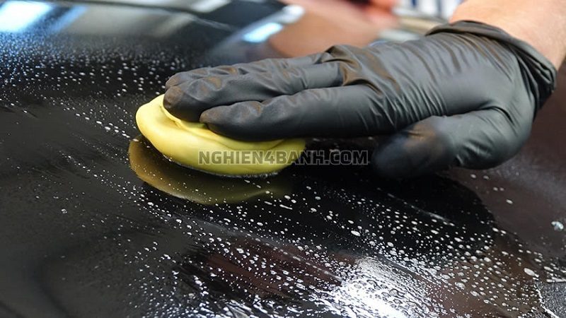 Sử dụng đất sét kèm dung dịch tẩy bụi sơn để lau Sử dụng đất sét kèm dung dịch tẩy bụi sơn để lau